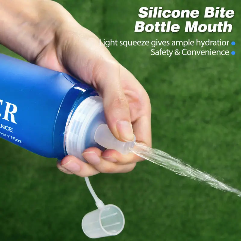 Faltbare Trinkflasche aus TPU, blau, mit Trinkaufsatz und austretendem Wasser