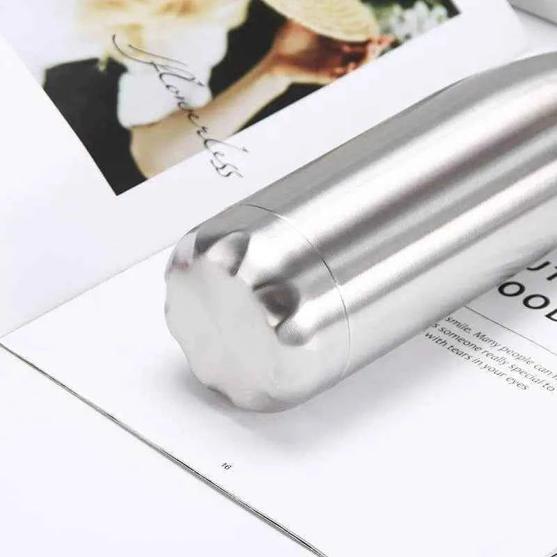 Detailansicht der isolierten Edelstahl-Trinkflasche mit Schraubverschluss, silber