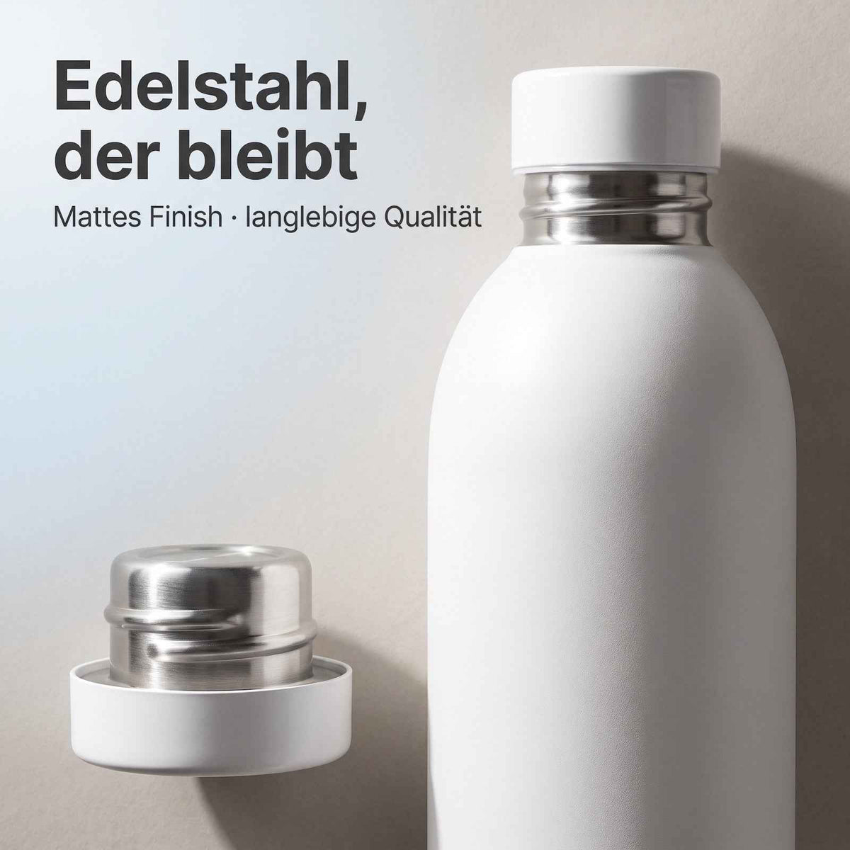 Weiße Edelstahl-Trinkflasche mit silbernem Schraubverschluss und matt weißer Oberfläche