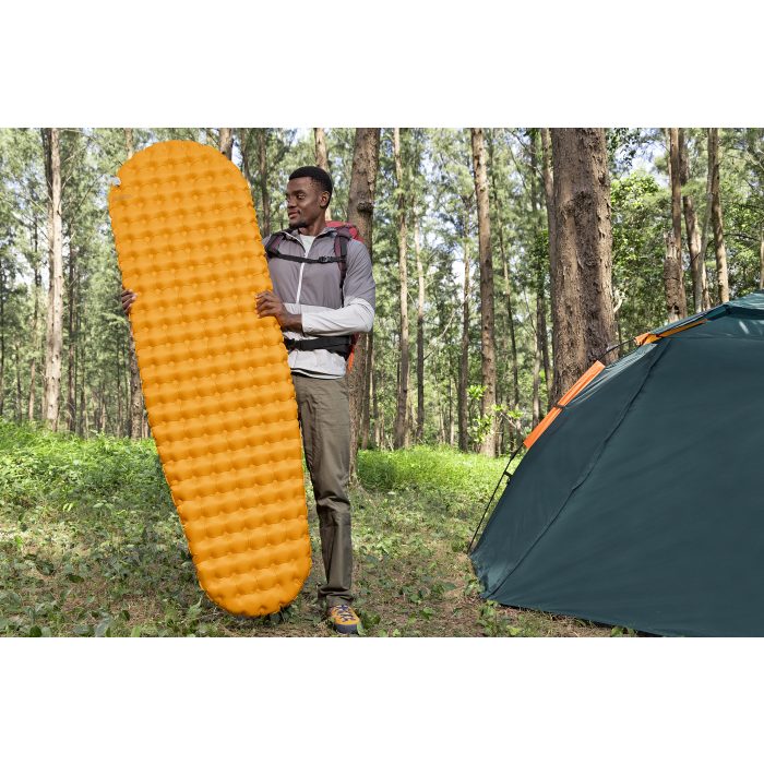 Isomatte ausgerollt mit Noppenprofil, orange, am Campingplatz