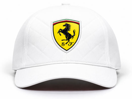 Weiße Basecap mit Ferrari-Rennwappen vorne und Schirm