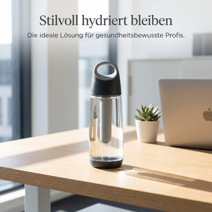 Kühl-Trinkflasche mit transparentem Behälter und schwarzem Deckel, integrierter Kühlstab