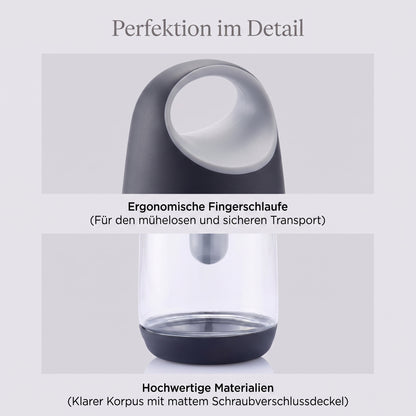 Kühl-Trinkflasche mit kurzem Tragegriff am Deckel und transparentem Korpus, Kühlstab