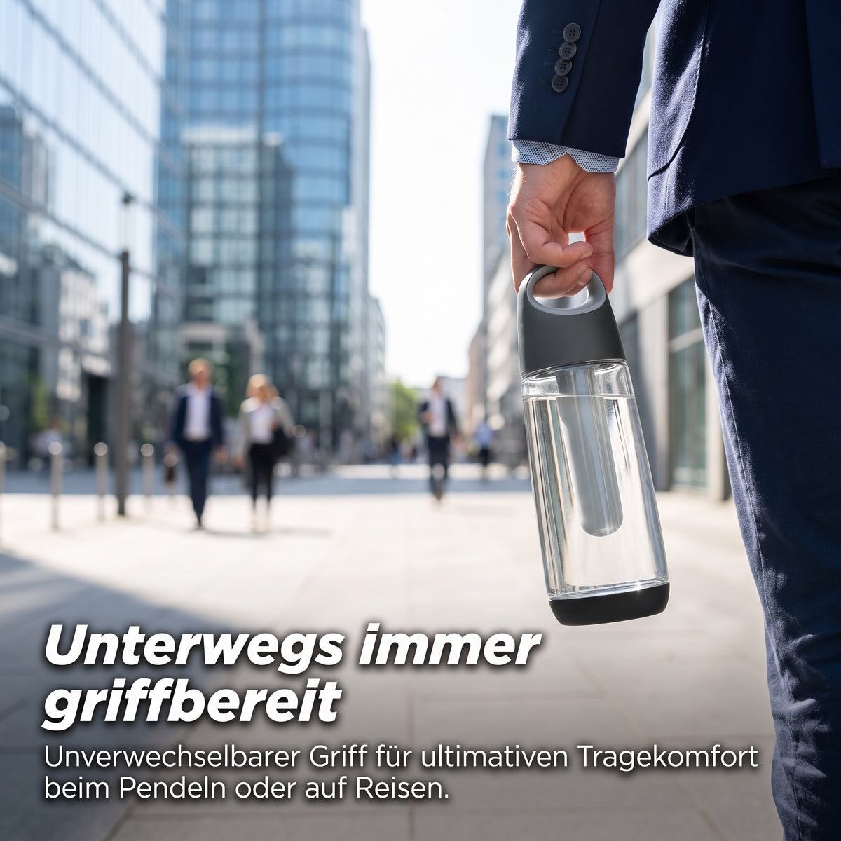 Kühl-Trinkflasche mit Griff am Deckel, transparentem Korpus und schwarzem Boden in Hand