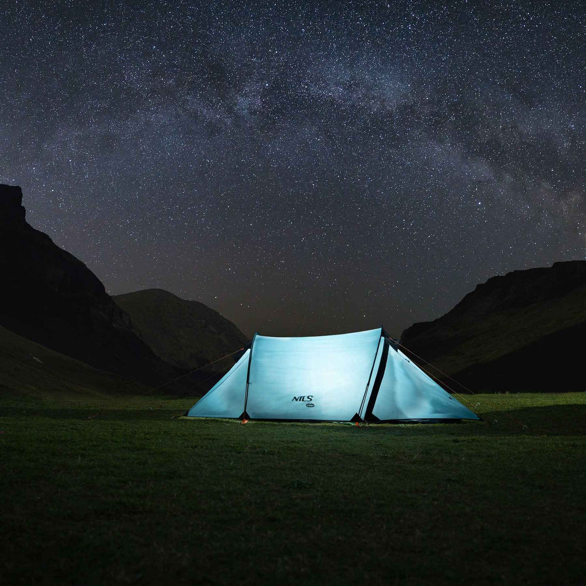 Hellblaues Campingzelt mit schwarzem Einsatz und geöffnetem Eingang