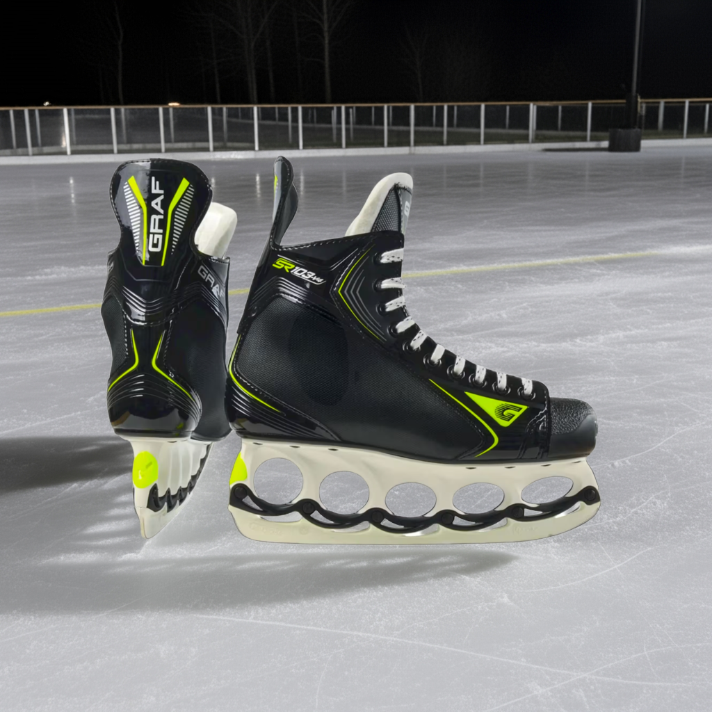 Schlittschuhe auf Eis: schwarzer Stiefel mit neon gelben Details und breiter weißer Kufe