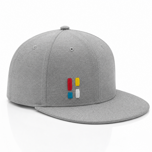 Grau melierte Basecap mit farbigem Logo-Patch und flachem Schirm